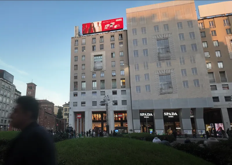 Maxi Ledwall — Milano, Piazza San Babila